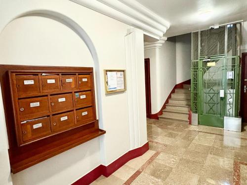 - l'entrée d'un bâtiment avec une porte et des escaliers dans l'établissement Rossini Flat with Terrace, à Nice