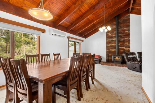 jadalnia z drewnianym stołem i krzesłami w obiekcie Bells Beach Spacious 2-Acre 5BR Retreat - with Hot Tub w mieście Bellbrae