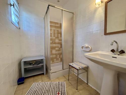 une salle de bain avec douche et lavabo dans l'établissement Maison 3 pièces 5 couchages Saint Pierre d'Oléron SPO000-329, à Saint-Pierre-dʼOléron