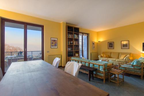 - un salon avec une table et un canapé dans l'établissement Ca' del Bosco, à Stresa