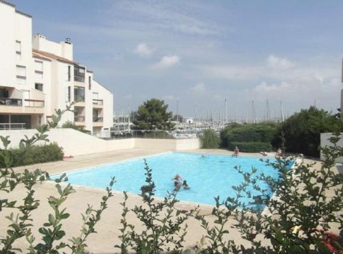 une grande piscine bleue avec des gens dedans dans l'établissement Appt 2 pièces cabine LA ROCHELLE - LR090-A301, à La Rochelle