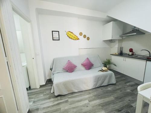 a bedroom with a bed with two pink pillows at Apartamento Panama 1 in Nerja