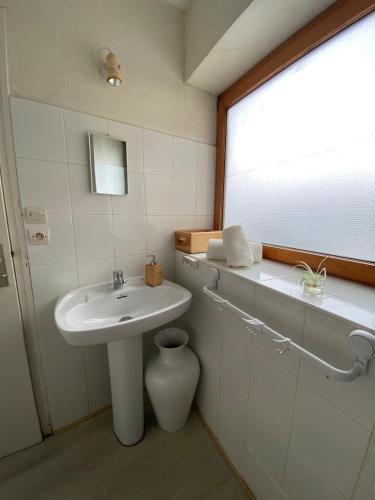 une salle de bain avec un lavabo et un miroir dans l'établissement maison 5 pers Le Penty d 'Argol Crozon animaux acceptés, à Argol