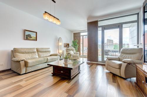 Modern Dom & House Apartments in Gdańsk with Pool and Gym