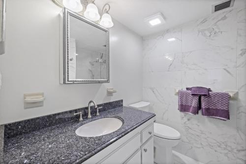Ένα μπάνιο στο Peaceful condo with two pools/steps to beach and food