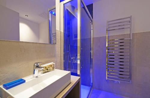 a bathroom with a sink and a shower at Lamasu RioVerde - Lago di Garda in San Felice del Benaco