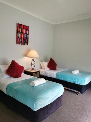 Katil atau katil-katil dalam bilik di Lake Clifton Tavern and Motel