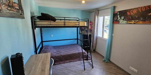 Ένα ή περισσότερα κρεβάτια σε δωμάτιο στο belle maison de vacances climatisée,3ch avec piscine