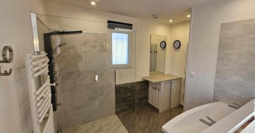 Ένα μπάνιο στο belle maison de vacances climatisée,3ch avec piscine