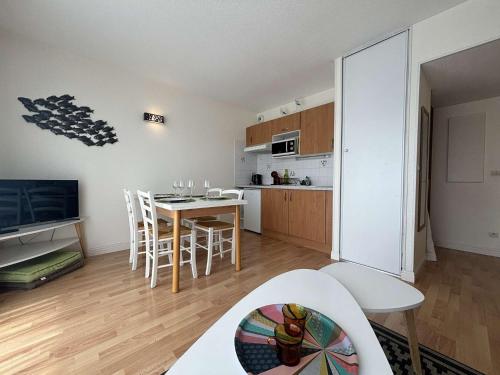 une cuisine et une salle à manger avec une table et des chaises dans l'établissement Appt 2 pièces LA ROCHELLE - LR050-B304, à La Rochelle