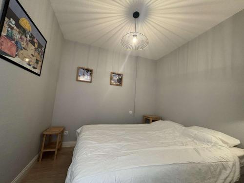 - une chambre avec un lit blanc et un plafond dans l'établissement Appt 2 pièces LA ROCHELLE - LR050-B304, à La Rochelle