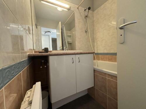 une salle de bain avec un lavabo, un miroir et une baignoire dans l'établissement Appt 2 pièces LA ROCHELLE - LR050-B304, à La Rochelle