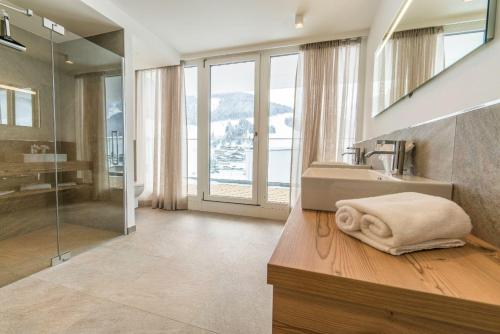łazienka z umywalką i lustrem w obiekcie Adler Resort w Saalbach Hinterglemm