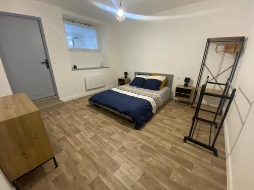 une chambre avec un lit et une échelle dedans dans l'établissement Appartement 56m Hayange, à Hayange