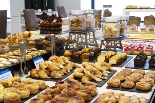 eine Darstellung verschiedener Arten von Gebäck und Desserts in der Unterkunft NH Buenos Aires Florida in Buenos Aires