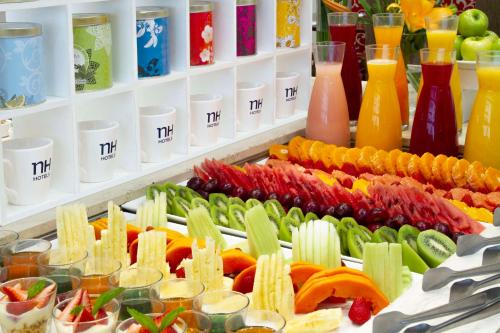 ein Buffet mit verschiedenen Speisen und Getränken in der Unterkunft NH Buenos Aires Florida in Buenos Aires