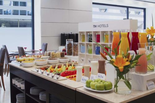 ein Buffet mit Obst und Gemüse auf dem Tisch in der Unterkunft NH Buenos Aires Florida in Buenos Aires