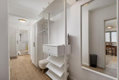 Camera bianca con scale e specchio di Esperia a Opatija