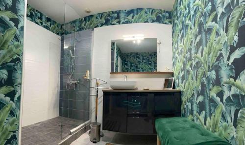 une salle de bain avec un lavabo et une douche dans l'établissement Schönes Ferienhaus in Strandnähe in Privatresidenz Alouettes & Moineaux in der Nahe Mont St Michel, à Hauteville-sur-Mer