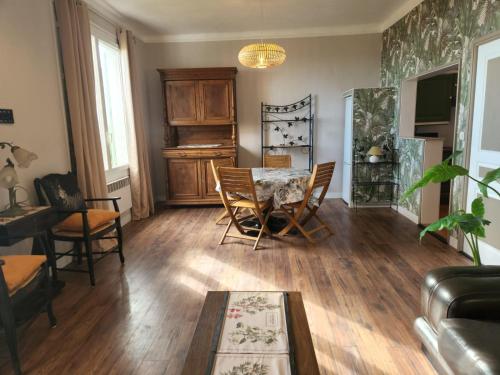 - un salon avec une table, des chaises et un piano dans l'établissement Proche centre ville, GIP ASFO, vue sur le jardin, à Grasse