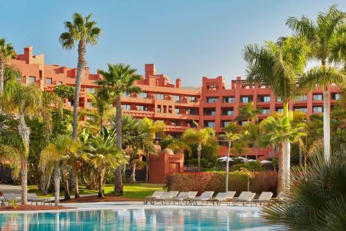 Bazén v ubytování Tivoli La Caleta Resort nebo v jeho okolí