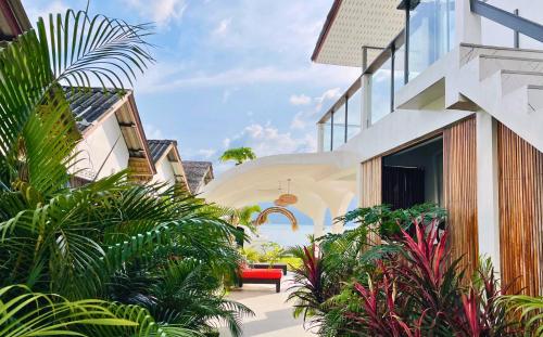 a courtyard of a house with plants at The White House Beach Apartments Koh Phangan in Ban Nua