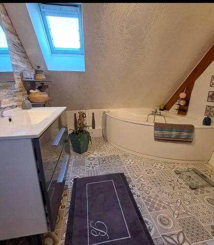 une salle de bain avec une baignoire et un lavabo dans l'établissement Jolie villa 700 m de la plage et des commerces, 120m2, 3 chambres, à Ouistreham