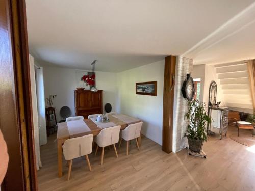 une salle à manger et un salon avec une table et des chaises dans l'établissement Jolie villa 700 m de la plage et des commerces, 120m2, 3 chambres, à Ouistreham