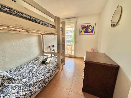une chambre avec deux lits superposés et un bureau dans l'établissement La Réserve - Port de Carqueiranne - Plage à 200m, à Carqueiranne