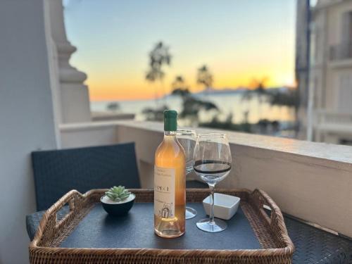 une bouteille de vin et deux verres sur une table dans l'établissement 