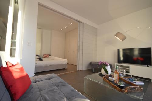 " Palais Miramar La Suite Rouge " Vue Mer -Croisette Emplacement Unique - 20M Plage - WIFI - Clim