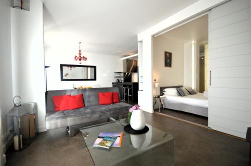 un salon avec un canapé et un lit dans l'établissement 