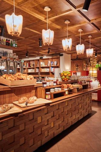 une boulangerie avec un comptoir où vous trouverez beaucoup de nourriture dans l'établissement Appart Hotel Paris Levallois Maurice Ravel, à Levallois-Perret