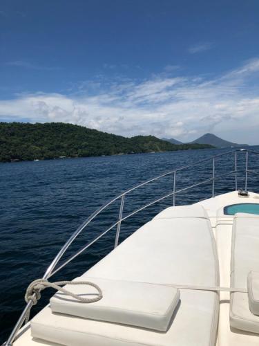 a boat on a body of water at Embarcação Arlequina in Rio de Janeiro