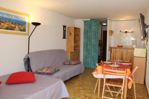un salon avec un canapé et une table dans l'établissement Appartement Studio Cabine - Gruissan GN110-C13, à Gruissan