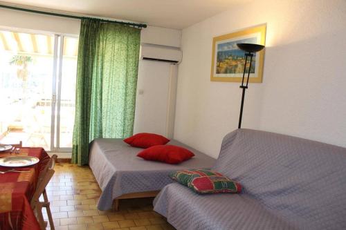 une chambre avec deux lits jumeaux et une fenêtre dans l'établissement Appartement Studio Cabine - Gruissan GN110-C13, à Gruissan