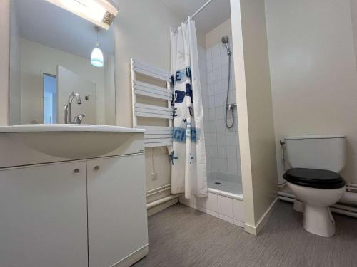 une salle de bain avec toilettes, lavabo et douche dans l'établissement Appt Studio LA ROCHELLE - LR110-D107, à La Rochelle