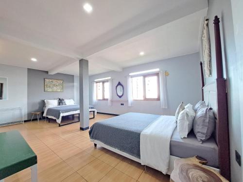 a bedroom with two beds and a table in a room at Villa Bella Vista 2 in Paragajen