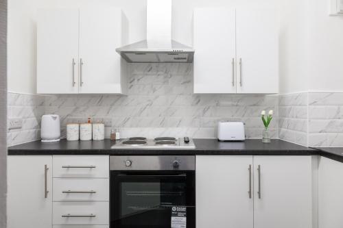 Η κουζίνα ή μικρή κουζίνα στο Tigris - Cosy Studio Apartment by Traboule Properties Ltd