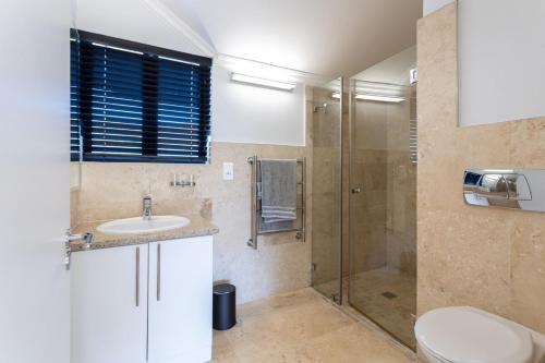 een badkamer met douche, wastafel en toilet bij Luxury Lodge 5B, Pearl Valley Golf Estate in Simondium