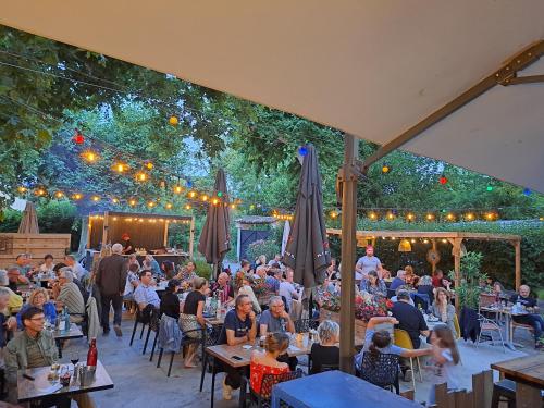 Logis Hotel Restaurant Les Platanes