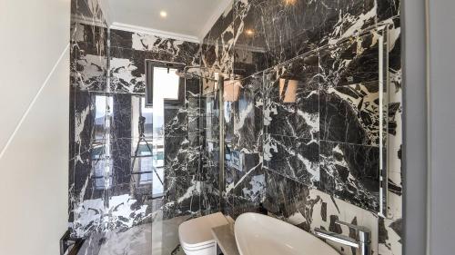 Et badeværelse på Luxury 2 Bedroom Villa - 1600