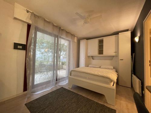 une chambre avec un lit et une grande fenêtre dans l'établissement Appt Studio LA ROCHELLE - LR010-041, à La Rochelle