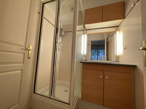 une salle de bain avec une douche en verre et un lavabo dans l'établissement Appt Studio LA ROCHELLE - LR010-041, à La Rochelle