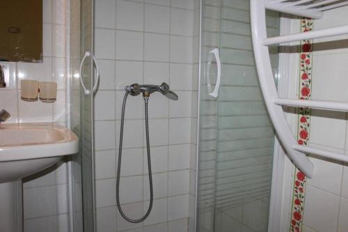 une salle de bain avec douche et lavabo dans l'établissement Maison 3 pièces mezzanine - GRUISSAN GN120-006, à Gruissan