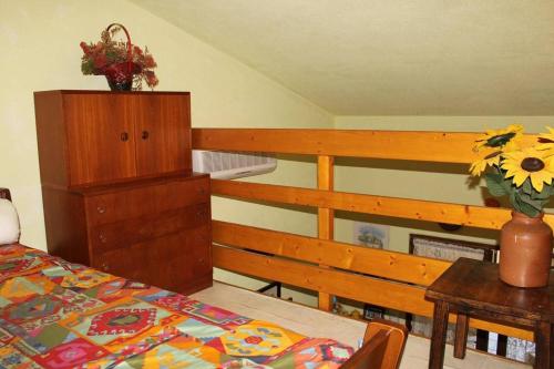 - une chambre avec des lits superposés et une table avec une sidx dans l'établissement Maison 3 pièces mezzanine - GRUISSAN GN120-006, à Gruissan
