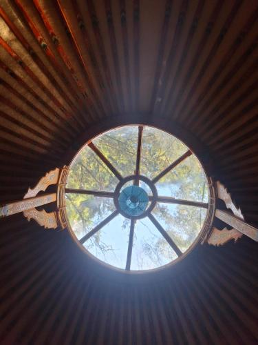 a round window in the ceiling of a building at Jurte für naturliebhaber in Dernbach