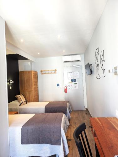 Una cama o camas en una habitación de H33 Hôtel