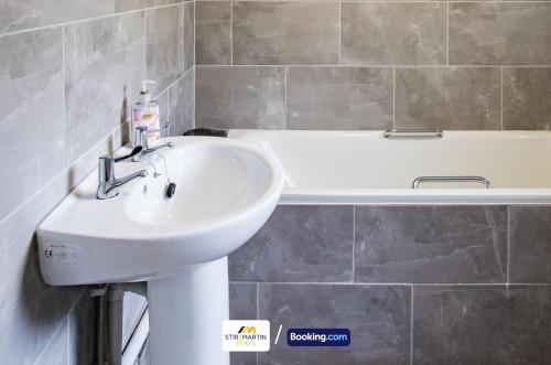 2 Bed Apartment By StirkMartin Stays Short Lets & Serviced Accommodation Cardiff With Free Parking & 7mins to City Centre photo 9