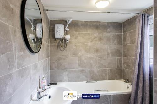 2 Bed Apartment By StirkMartin Stays Short Lets & Serviced Accommodation Cardiff With Free Parking & 7mins to City Centre photo 4